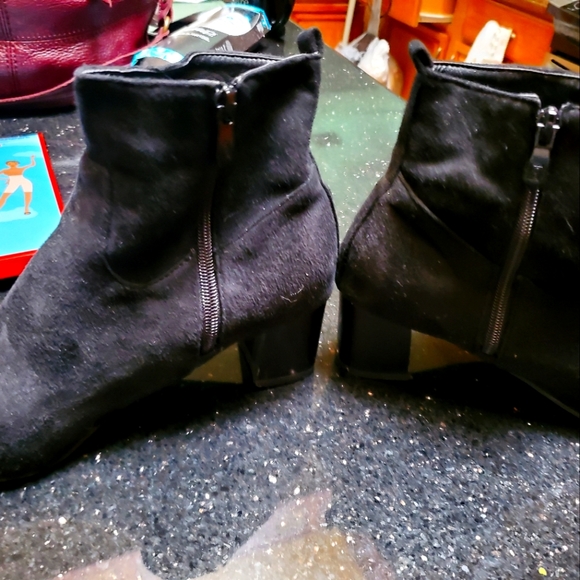 Black booties with western cut design - Picture 2 of 5